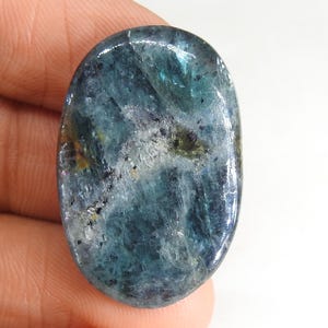 Cabochon ovale liscio di cianite, 31 x 20 x 5 mm circa, pietra preziosa sciolta fatta a mano per realizzare gioielli unici, 100% naturale, C-75