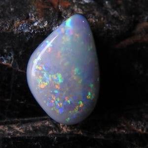 Cabochão de forma extravagante de opala australiana dupla lisa multifogo 11x7x4 mm MS