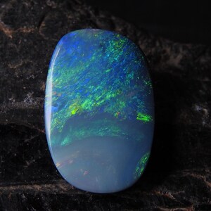 Cabochão de opala australiana dupla lisa multifogo em formato extravagante 22 x 14 x 3 mm MS