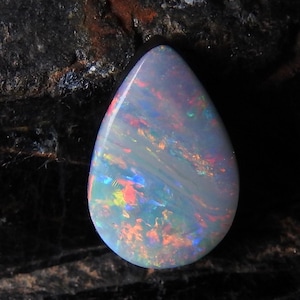 Cabochão de forma extravagante de opala australiana dupla lisa multifogo 12 x 7 x 3 mm aprox.
