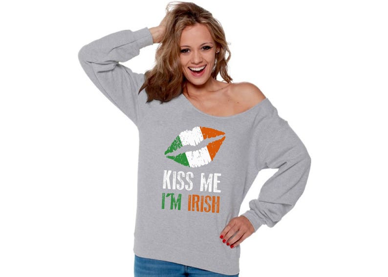 Kiss Me I/'m Irish Off Shoulder Sweatshirt Cute Irish Flag Lips Slouchy Oversized Sweater for Women Funny Drunk St Patrick/'s Day Gifts