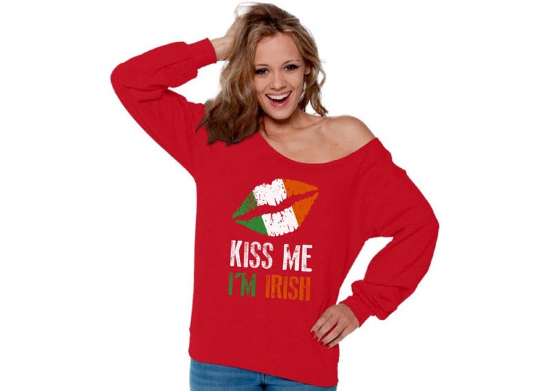 Kiss Me I/'m Irish Off Shoulder Sweatshirt Cute Irish Flag Lips Slouchy Oversized Sweater for Women Funny Drunk St Patrick/'s Day Gifts