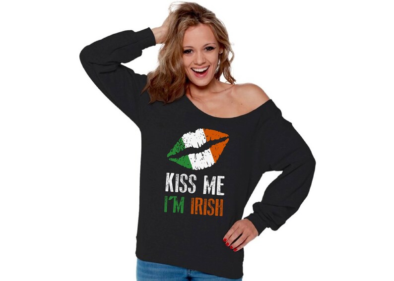 Kiss Me I/'m Irish Off Shoulder Sweatshirt Cute Irish Flag Lips Slouchy Oversized Sweater for Women Funny Drunk St Patrick/'s Day Gifts