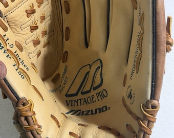 Könnte beinhalten: Ein beigefarbener und brauner Baseballhandschuh aus Leder mit dem Mizuno-Logo, dem Text Vintage Pro, Custom Formed Pocket, Professional Model und 11.5 inches MVP 1150. Der Handschuh hat beigefarbene Lederschnürungen an Fingern und Handfläche.