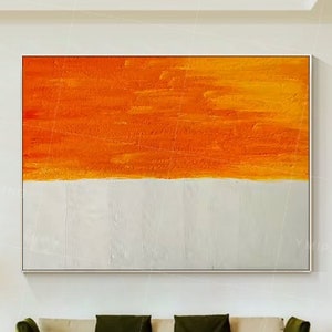 Puede incluir: Pintura abstracta con una divisi&oacute;n horizontal de naranja y blanco. La mitad superior es de un naranja brillante con pinceladas, y la mitad inferior es de un blanco m&aacute;s claro con una superficie texturizada.