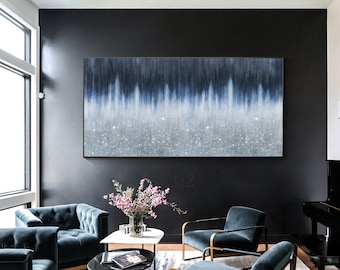 Puede incluir: Una gran pintura abstracta con tonos azules y blancos, con una textura brillante. La pintura está colgada en una pared negra en un salón con muebles de terciopelo azul y una mesa de café.