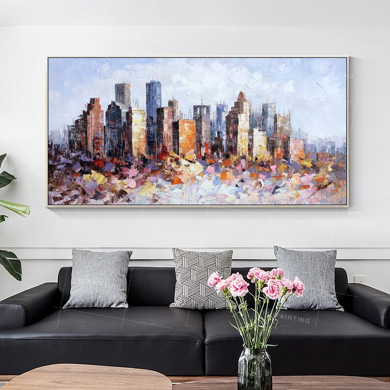 Puede incluir: Pintura abstracta de una ciudad con edificios coloridos en tonos de azul, naranja, amarillo y morado. La pintura tiene un efecto texturizado, de pinceladas.