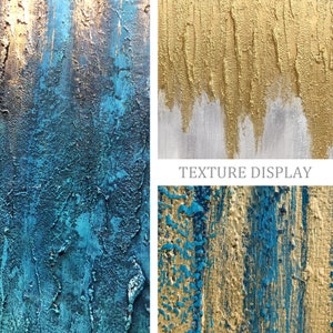 Op de afbeelding: Close-up van drie verschillende textuur oppervlakken. Het eerste oppervlak is diepblauw met een ruwe, textuur afwerking. Het tweede oppervlak is een gouden en witte textuur oppervlak. Het derde oppervlak is een gouden en blauwe textuur oppervlak. De tekst "TEXTURE DISPLAY" is in zwart gedrukt bovenaan de afbeelding.
