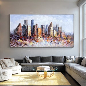 Puede incluir: Una pintura abstracta colorida de una ciudad con edificios en varios tonos de azul, naranja y amarillo. La pintura est&aacute; hecha en un estilo texturizado, con pinceladas visibles.