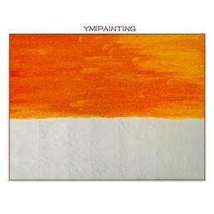 Puede incluir: Pintura abstracta con una banda horizontal de pintura naranja y amarilla sobre un fondo blanco. La pintura tiene una superficie texturizada y est&aacute; enmarcada en un marco fino de color dorado.