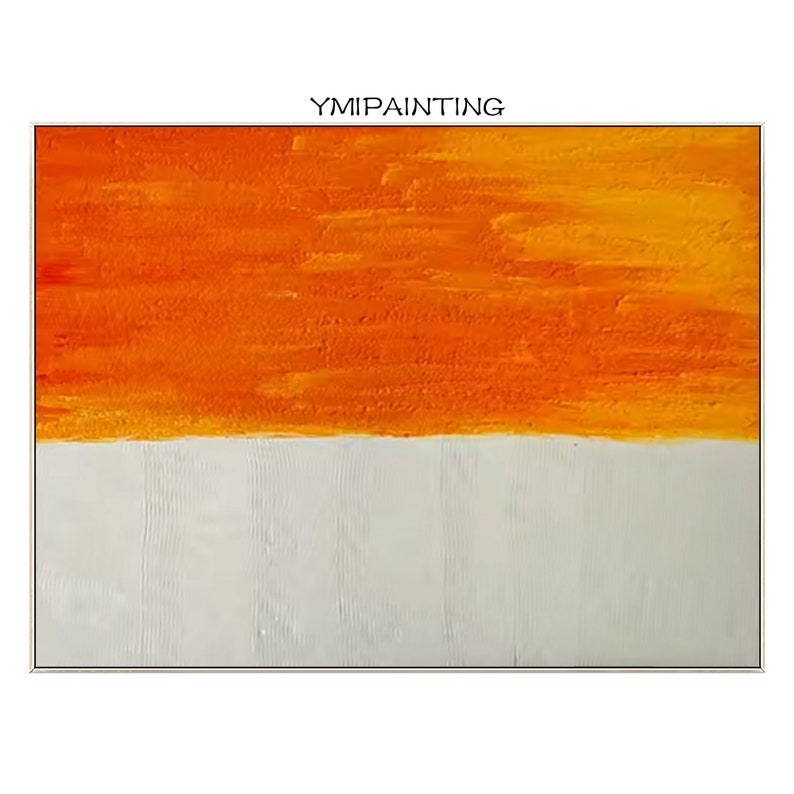Puede incluir: Pintura abstracta con una banda horizontal de pintura naranja y amarilla sobre un fondo blanco. La pintura tiene una superficie texturizada y est&aacute; enmarcada en un marco fino de color dorado.