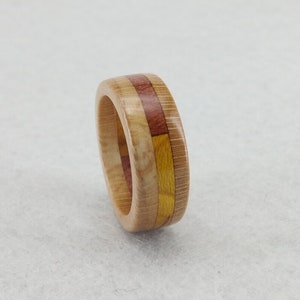 Houten ring || Elegante ring met verschillende houtsoorten: - Handgemaakte alternatieve ring - Maat 18,10 mm (VS 8)