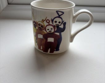 Taza de cerámica vintage de los Teletubbies de los 90, nostalgia televisiva.