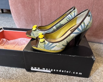Zapatos de tacón con puntera abierta y estampado tropical estilo Y2K de Morgan Reef, talla UK 5 EU 38, color amarillo con gemas.