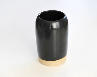 Glossy black vase: pottery vase/ stoneware vase