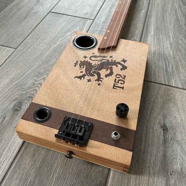 The Lioness (T52 Toro Tubo by Drew Estate) - 3 String Cigar Box E-Gitarre, fretless Jatoba Griffbrett