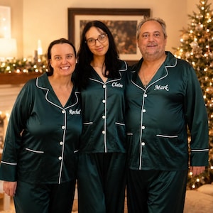 Matching Family Christmas Pajamas – Custom Name Satin PJs | Personalized Holiday Sleepwear for Mom, Dad & Kids | Xmas Gift Set Bild 7