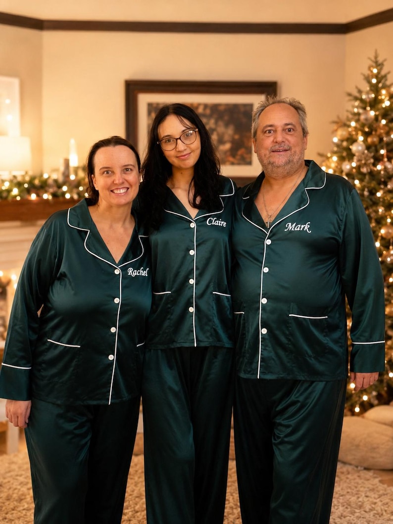 Matching Family Christmas Pajamas – Custom Name Satin PJs | Personalized Holiday Sleepwear for Mom, Dad & Kids | Xmas Gift Set Bild 7