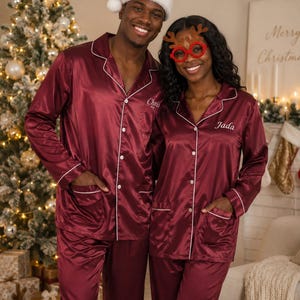 Matching Family Christmas Pajamas – Custom Name Satin PJs | Personalized Holiday Sleepwear for Mom, Dad & Kids | Xmas Gift Set Bild 4