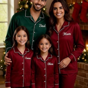 Matching Family Christmas Pajamas – Custom Name Satin PJs | Personalized Holiday Sleepwear for Mom, Dad & Kids | Xmas Gift Set Bild 2