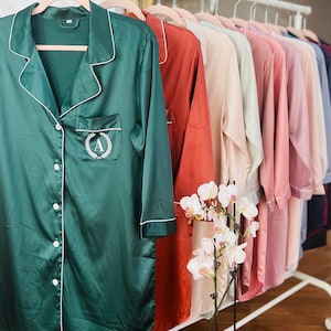 Camisa de satén personalizada para novia: pijama sedoso con botones