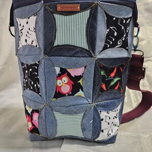 Il s'agit d'un petit sac à bandoulière unisexe en denim recyclé, fabriqué par des artisans mexicains, avec des styles et des couleurs uniques.