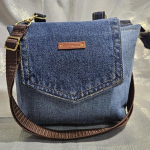 Il s'agit d'un petit sac à bandoulière unisexe en denim recyclé, fabriqué par des artisans mexicains, avec des styles et des couleurs uniques.