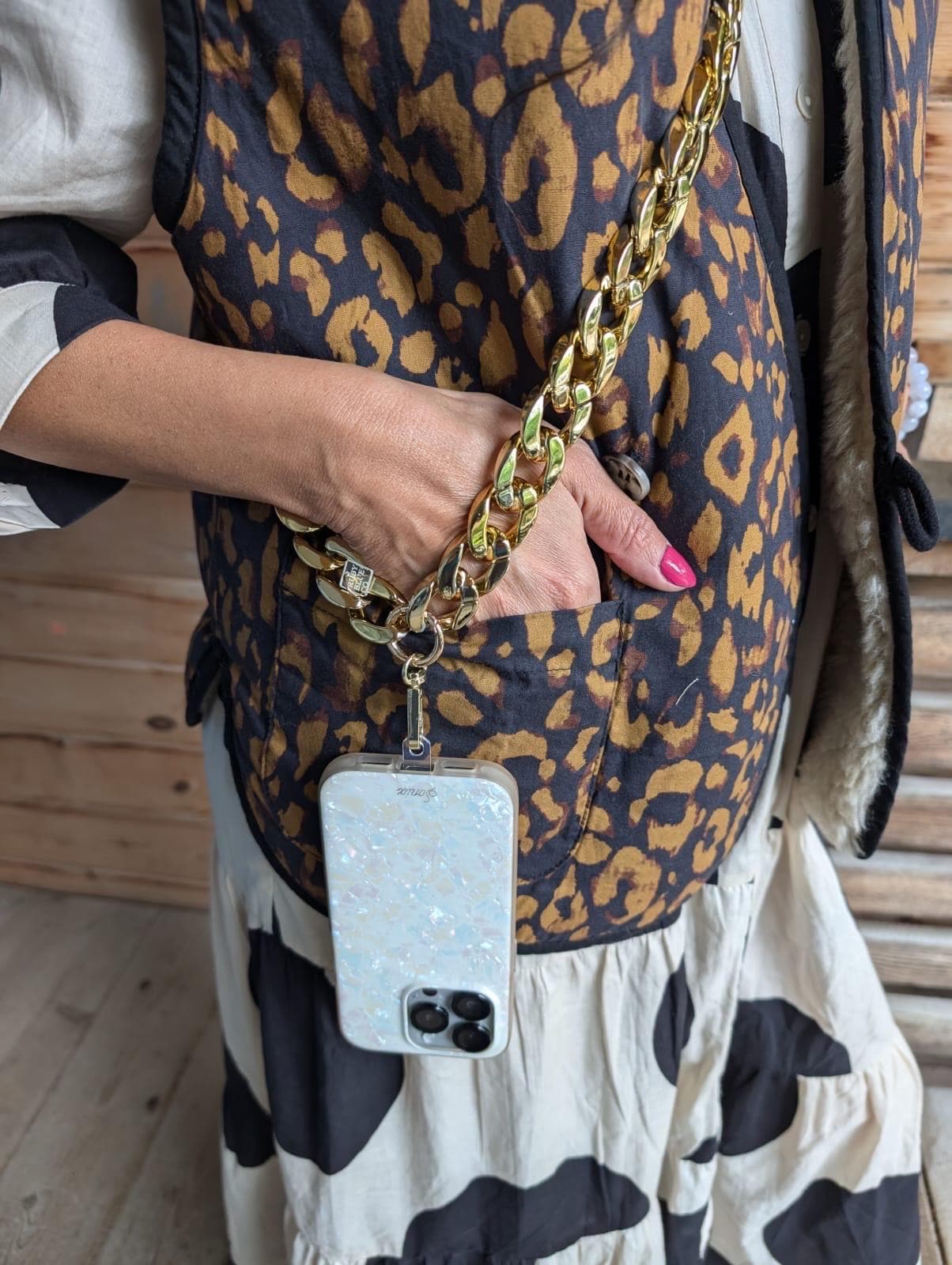 DIY: la chaîne bijou pour téléphone en maillons acrylique