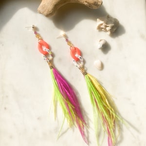 Feder + Swarovski Kristall Ohrringe, bleibende Ohrringe, Federohrring, baumelnde Ohrringe, nachhaltige Ohrringe, leichte Ohrringe