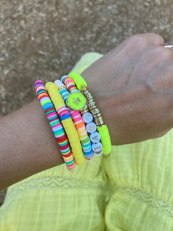Bracciale Heishi colorato con perline a disco d'oro, braccialetti impilabili Boho / Si prega di chiedere prezzi all'ingrosso / HBB622 - Italia