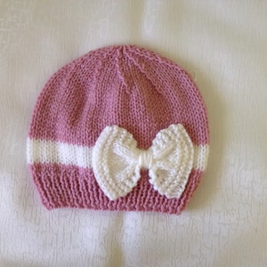 Gebreide babybeanie, roze muts met witte strik voor meisje, pasgeboren fotorekwisieten, cadeau voor meisje, gebreide muts voor peuter, ideeën voor kerstcadeau meisjes