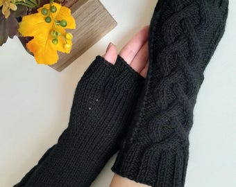 Luvas sem dedos de lã merino tricotadas à mão: pretas, com tranças.