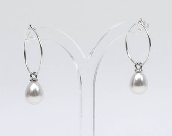 Hoop earrings silver pearls // silver hoop earrings pearls // earrings with pearls // pearl earrings