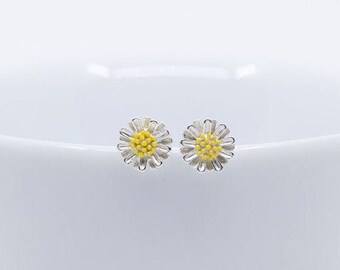 Flower earrings // Flower stud earrings // Daisy earrings // Gift for girlfriend
