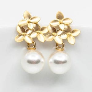 Gold-plated earrings, pearls, flowers, gold stud earrings, bridal jewelry, bridal earrings, wedding jewelry, bridesmaids