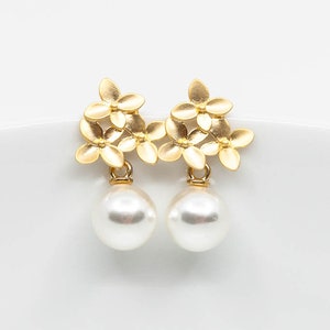 Gold plated earrings, pearls, flowers, gold stud earrings flowers, bridal jewelry, bridal earrings, wedding jewelry, bridesmaids