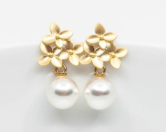 Gold plated earrings, pearls, flowers, gold stud earrings flowers, bridal jewelry, bridal earrings, wedding jewelry, bridesmaids