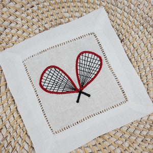Racketbal Rackets Geborduurde Cocktail Servetten, Paar Rackets Geborduurd op Wit Linnen Cocktail Servet, Racquetball Gift