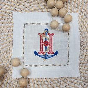 Nautische Cocktail-Serviette mit Monogramm, Cocktail-Serviette mit Hohlsaum aus weißem Leinen, bestickt in nautischem Monogramm, Boating Cocktails