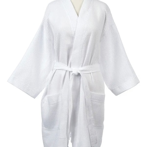 Bata de tejido de gofre con monograma, bata corta blanca personalizada, bata de dama de honor, bata de baño personalizada