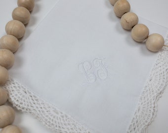 Personalisiertes Taschentuch aus gewellter Spitze, monogrammiertes Taschentuch, individuelles Hochzeits- oder Braut-Taschentuch, Spitzen-Jubiläumsgeschenk, Spitzen-Taschentuch