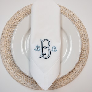 Serviettes de table en lin blanches monogrammées avec une fleur de style colonial #118
