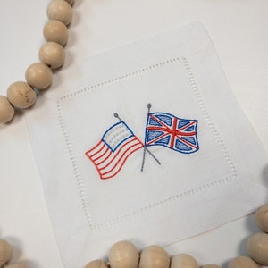愛国的な旗のパーソナライズされたリネンカクテルナプキン、名前入りの赤、白、青の旗が刺繍されたリネンナプキン