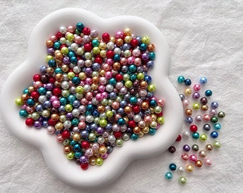 Perle Di Caduta Di Cristallo Sfaccettate E Spiagge Naturali Rotonde Su Fili Sfondo Rosa Pietra Naturale Sui 216872582 - Foto 7