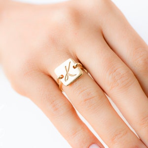 Anel inicial personalizado Anel de ouro, presente personalizado para ela, presente de dama de honra, anel de carta, anel de compromisso para ela, anéis de empilhamento para mulheres