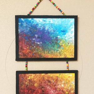 Diptyque vertical 2 petits panneaux multicolore carton entoilé suspendus par une corde de perles décoration murale