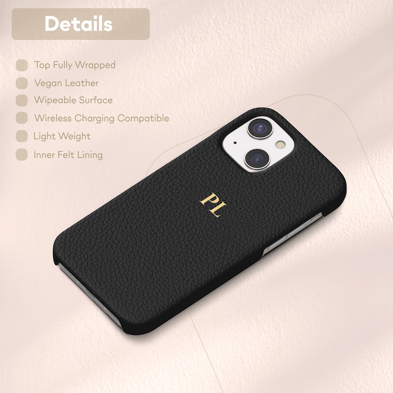 Personalisierte Lederhülle iPhone 13, Monogramm gravierte Kieselstein Handyhülle aus veganem Leder, Handyhülle Initialen Gravur, iPhone 13 Hülle 13 Pro Bild 8