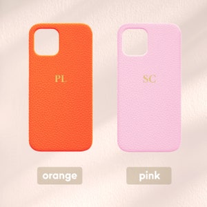 Personalisierte Lederhülle iPhone 13, Monogramm gravierte Kieselstein Handyhülle aus veganem Leder, Handyhülle Initialen Gravur, iPhone 13 Hülle 13 Pro Bild 3