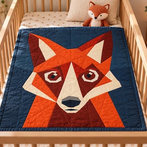 Op de afbeelding: Een rechthoekige quilt met een geometrisch vossenhoofd-ontwerp in tinten oranje, donkerrood, crème en marineblauw. De quilt is opgebouwd uit zichtbare driehoekige en veelhoekige stoffen panelen die in een patchworkpatroon zijn gestikt.