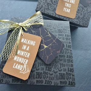SET van TWEE kerstcadeau DOZEN, kerst thema dozen met versierde deksels, gouden lint en boodschap kaart / kerstcadeau, kerstdoos